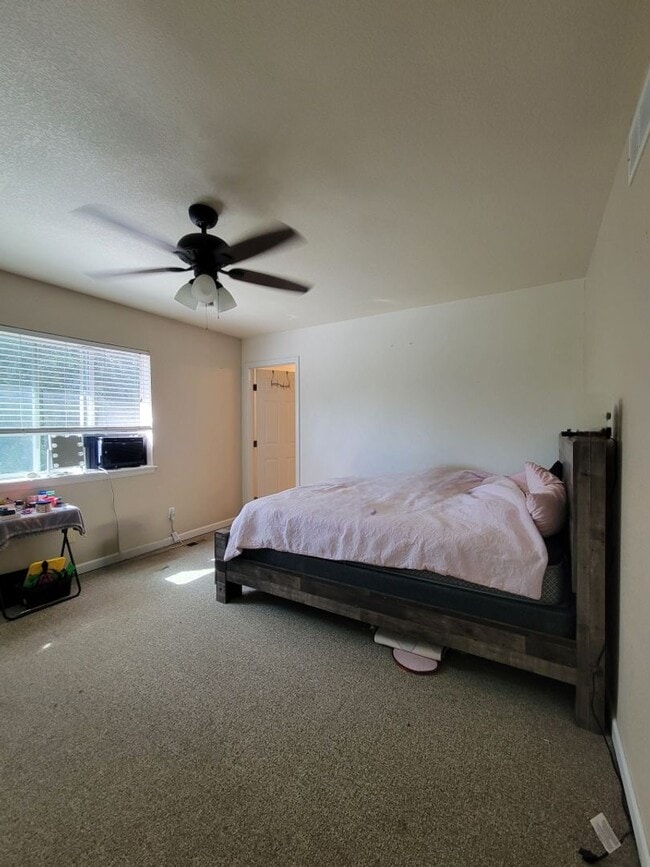 Building Photo - Three-bedroom condo in Denver boasts a lar...