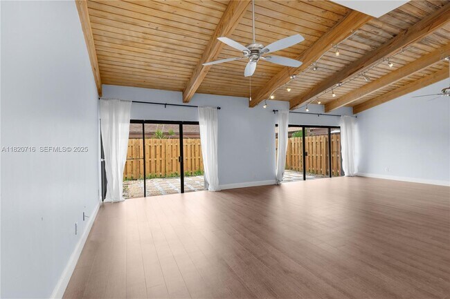 Building Photo - 2627 Parkview Dr S