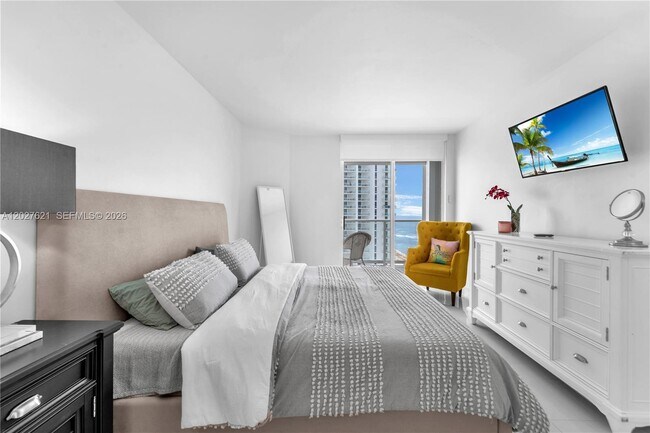 Building Photo - 16485 Collins Ave