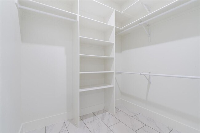 Building Photo - 28 Fleetwood Dr