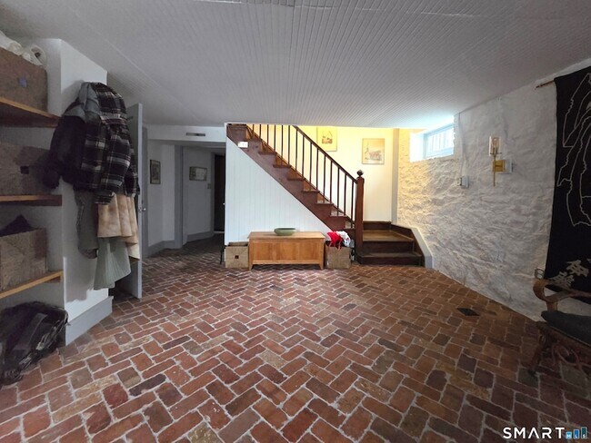 Building Photo - 82 Edgehill Rd