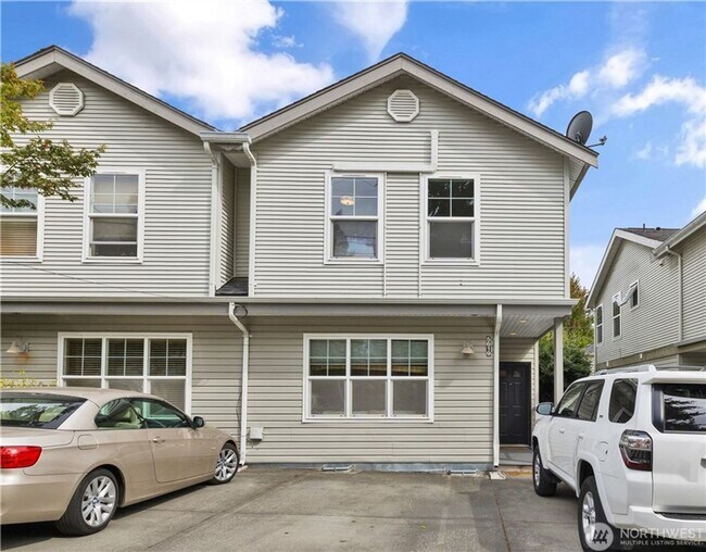 Building Photo - Spacious 3bd/3ba Townhouse
