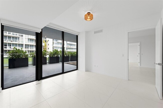 Building Photo - 9901 W Bay Harbor Dr