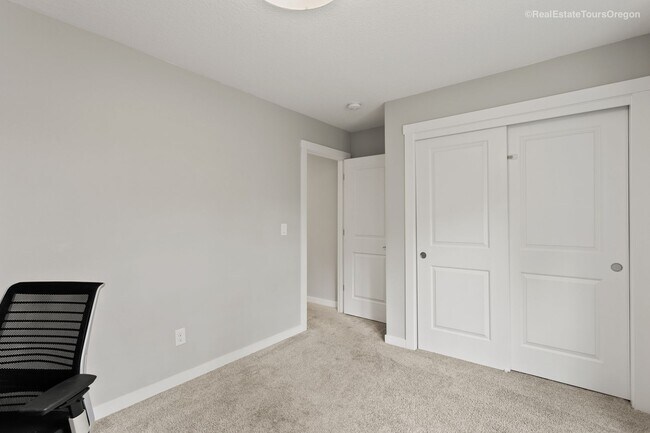 Building Photo - Bright and Modern Home Near Woodstock with...