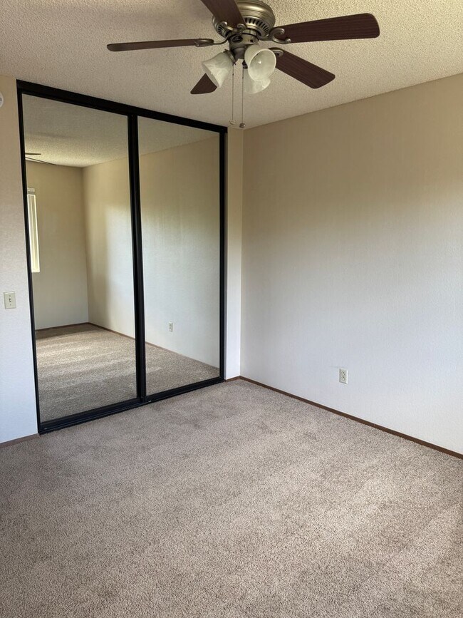 Building Photo - 4 bedroom 2.5 bathroom
