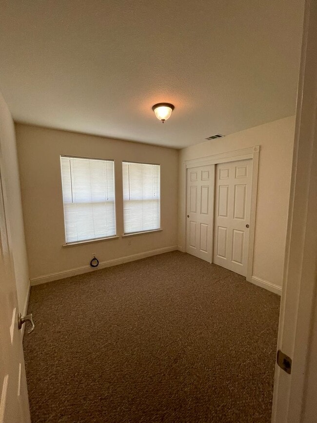 Building Photo - Spacious & Elegant 6-Bedroom, 3.5-Bath Hom...