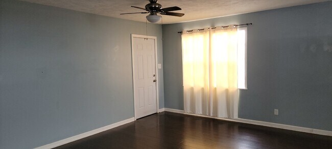 Building Photo - 2 Bed/1Bath apartment, perfect for militar...