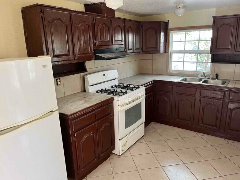 Building Photo - 713 Bowen St