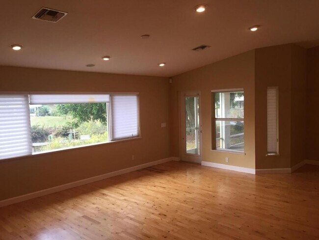 Building Photo - 310 Shady Ln