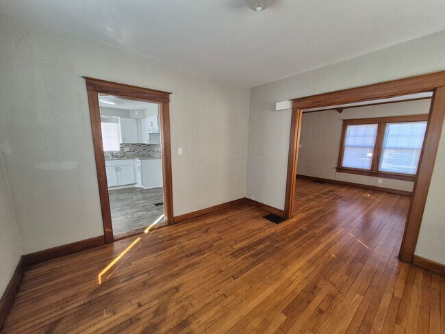 Building Photo - Gorgeous large 3-bedroom house