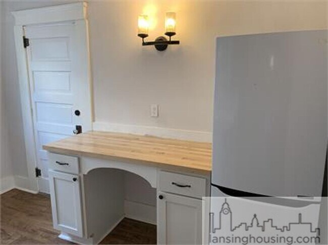 Building Photo - 318 E Hillsdale St