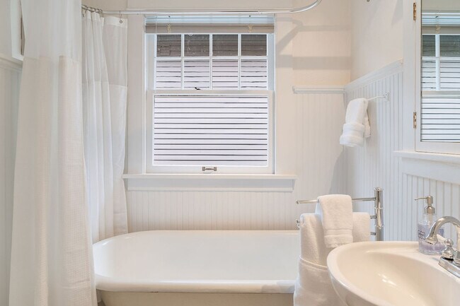 Building Photo - 2403 7th Ave W