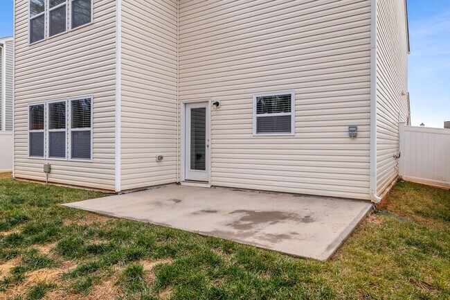 Building Photo - Newer Home in Reedy Fork, SS Appliance, Granite Counter-tops, Island, Office, Den, FP, Loft, Gara...