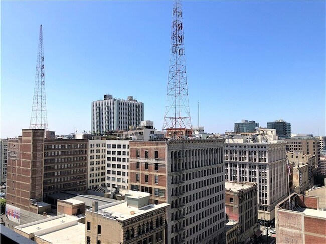 Building Photo - 312 W 5th St