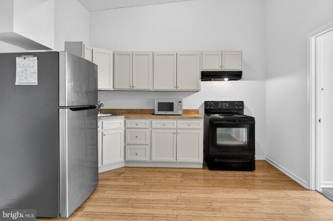 Building Photo - 1918 W Diamond St