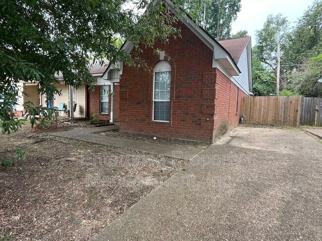 Primary Photo - 3913 Oak Branch Cir E