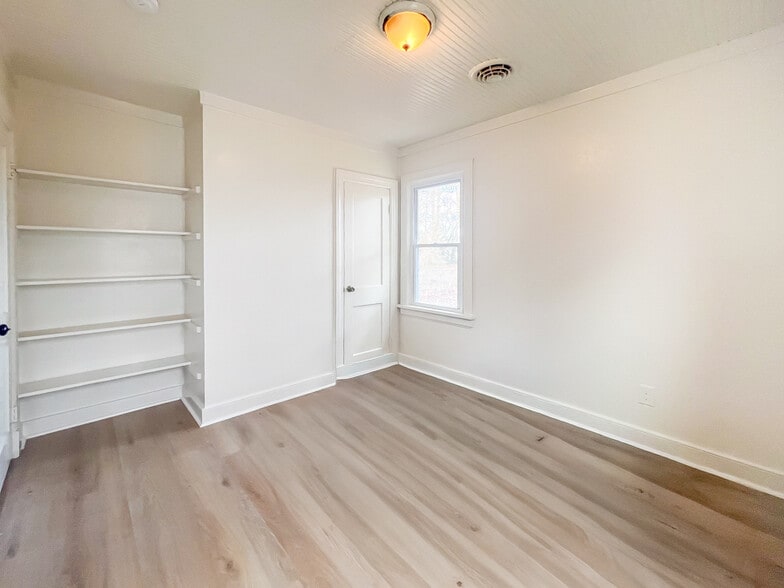 Building Photo - 202 E Westover Ave