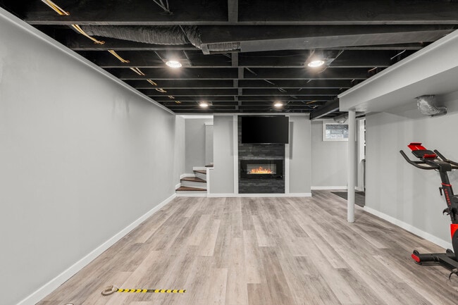 Building Photo - 1528 E Maple Rd