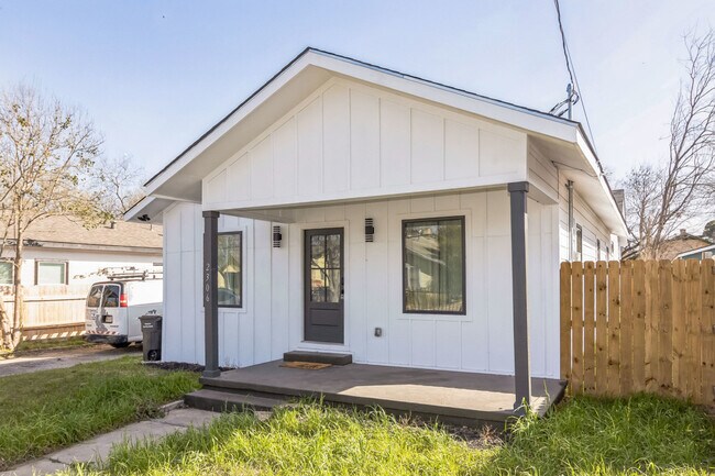 Building Photo - 2306 E Houston St