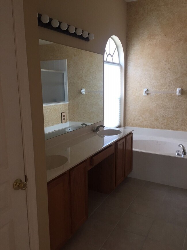Building Photo - Charming 4-Bedroom Home with Spacious Yard...
