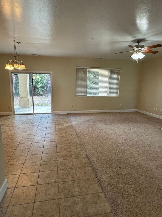 Building Photo - Spacious Stockdale Ranch Home!