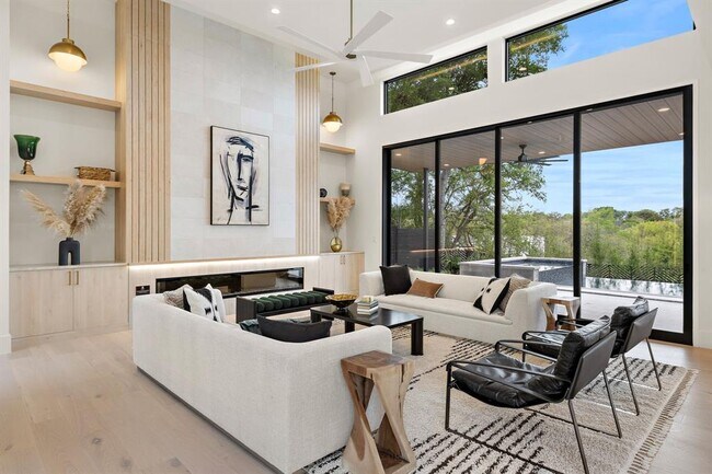 Building Photo - 2401 Oakhaven Cir