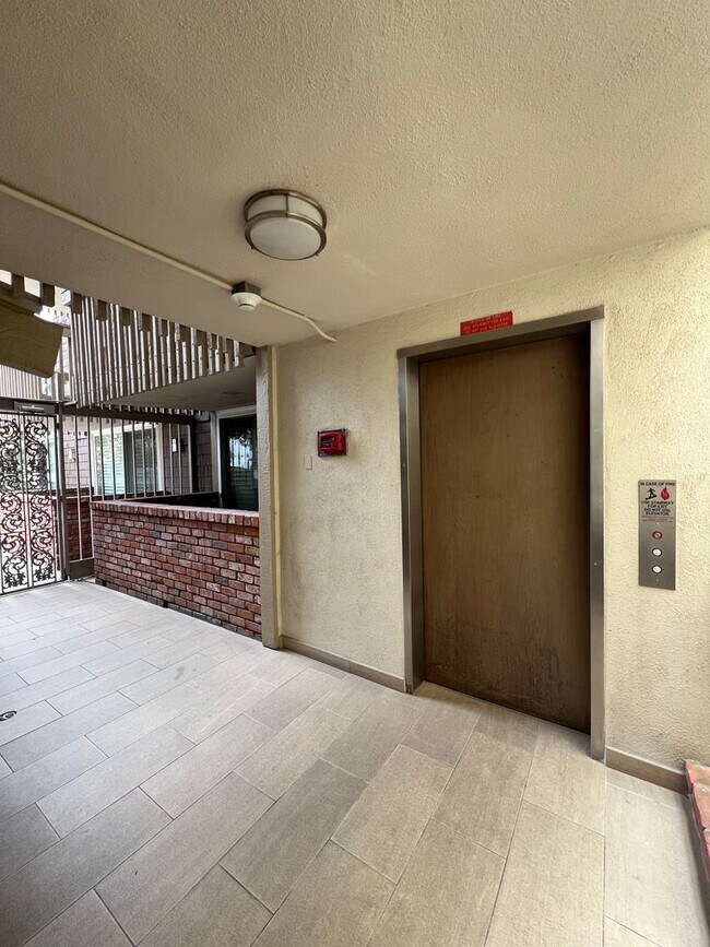 Building Photo - 6526 Ocean Crest Dr