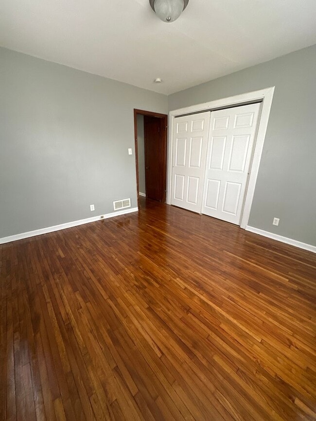 Building Photo - 2 Bedroom 1 Bath Home with 2 single stall ...