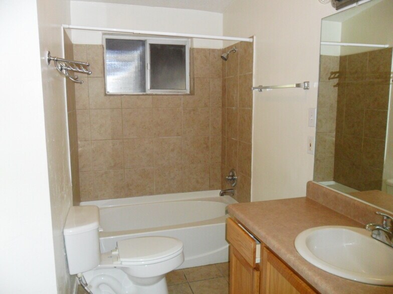Building Photo - 221 E Elm St