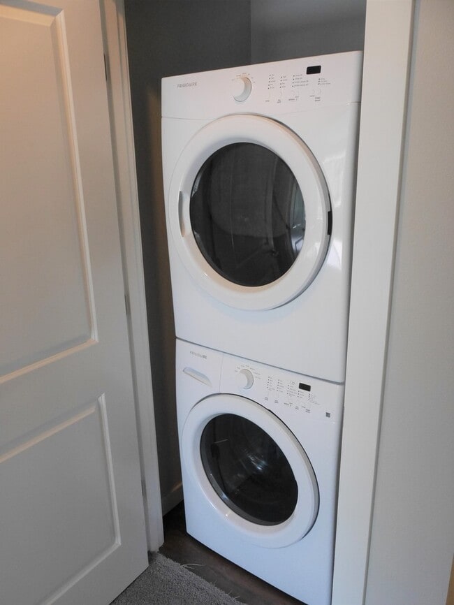 Building Photo - Beautiful Modern 2 Bedroom 2.5 Bath Townhouse in Arcadia Terrace
