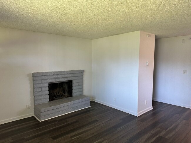 Building Photo - 2 bedroom 1 bath duplex with a garage!