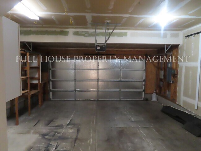 Building Photo - 3 Bed, 2.5 Bath + Bonus room/possible 4th ...