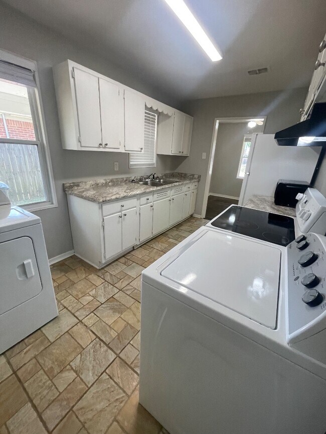 Building Photo - 4931 Kimball Ave