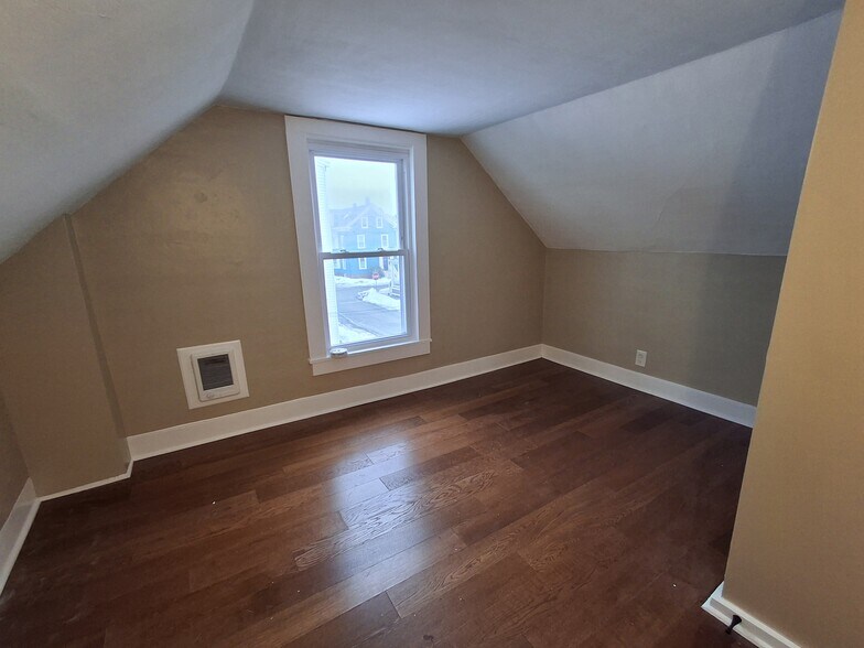 Bedroom 3, laminate flooring. - 13 Mulberry St