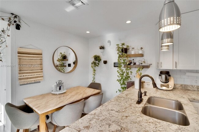 Building Photo - 1450 SW 20th Ave