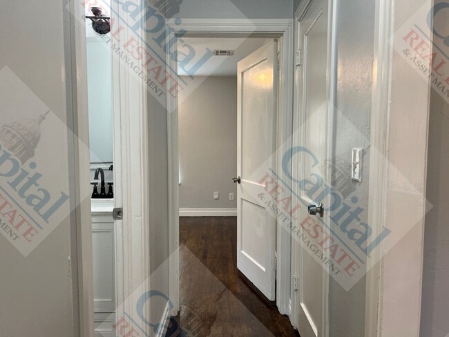 Building Photo - Updated 3 Bedroom