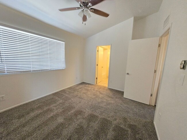 Building Photo - 3 Bedroom 2.5 Bathroom Sonoma Village Townhouse