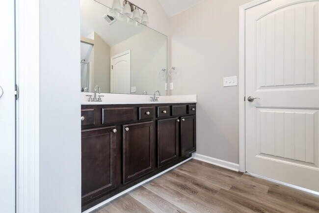 Building Photo - 2427 Oakleaf Cir