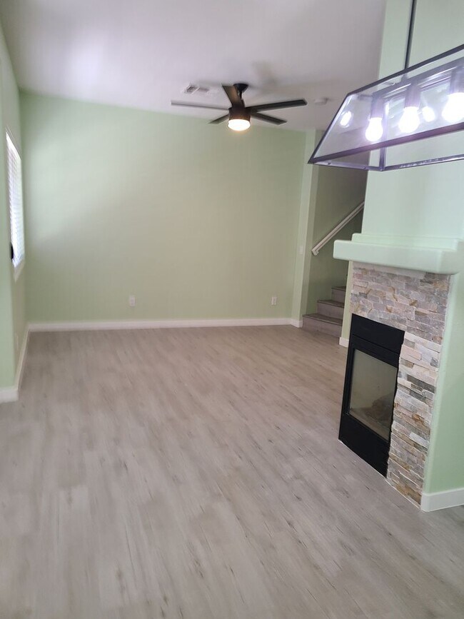 Building Photo - 3 BDRM 2.5 BATH GATED TOWNHOME