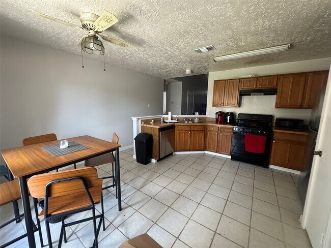 Building Photo - 2323 Spring Dusk Dr