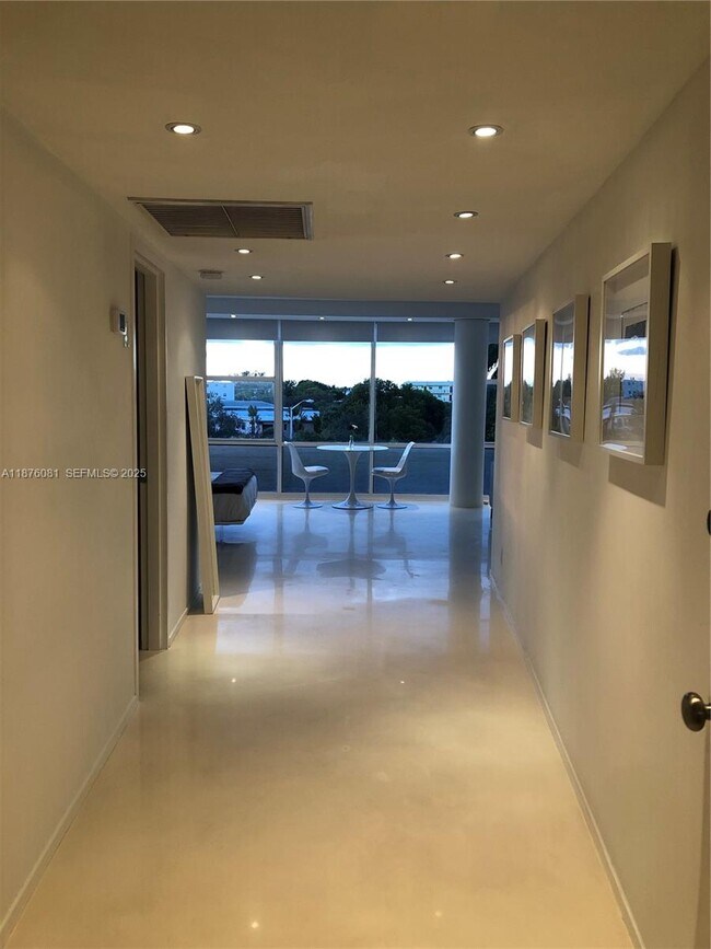 Building Photo - 900 Bay Dr