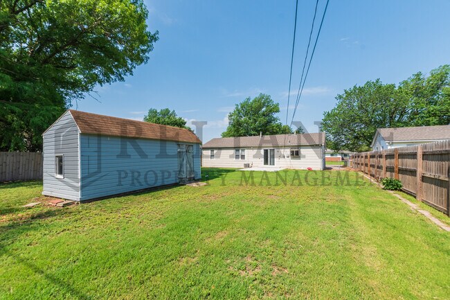 Building Photo - 2322 S Vine St