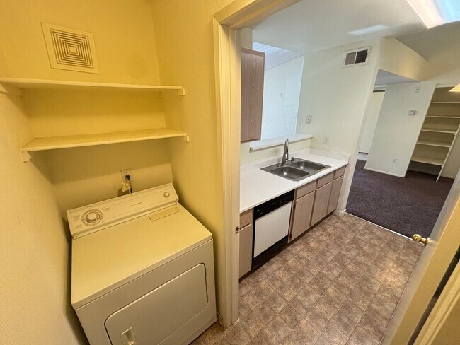 Building Photo - Fabulous1BED/2BATH Condo located in Spring Valley Area