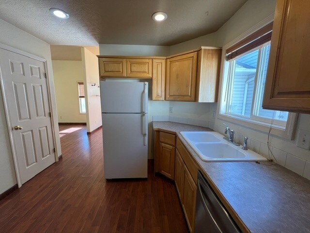 Building Photo - 3bed 3bath Great Meridian Location!