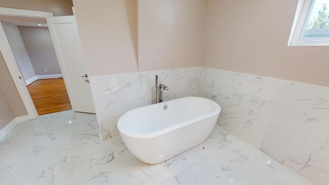 Building Photo - 911 Monroe St NW