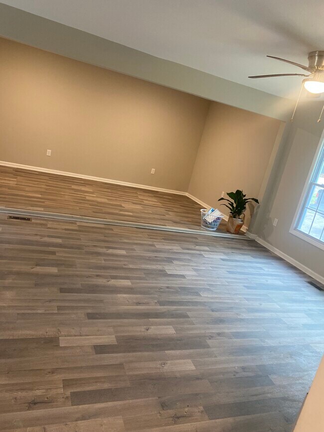 Building Photo - 755 Cascade Dr