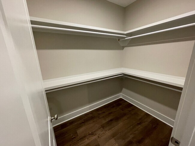 Building Photo - Savannah Square - 3BR/3BA For Rent