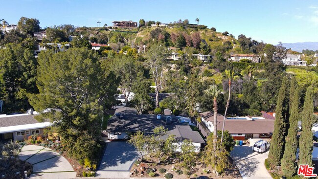 Building Photo - 16047 Meadowcrest Rd