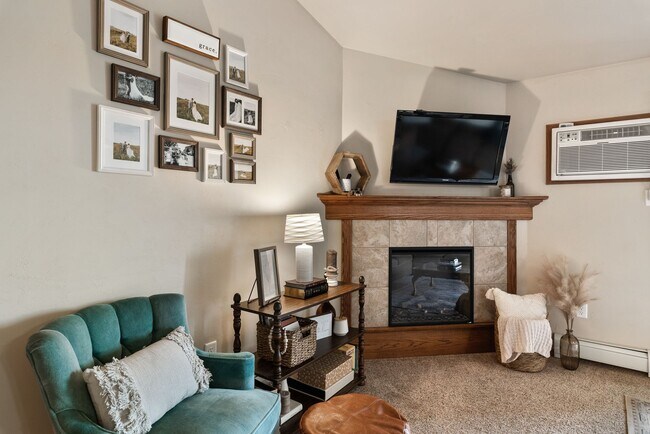 Building Photo - 1 Bed, 1 Bath 930 Sq Ft 2nd Floor