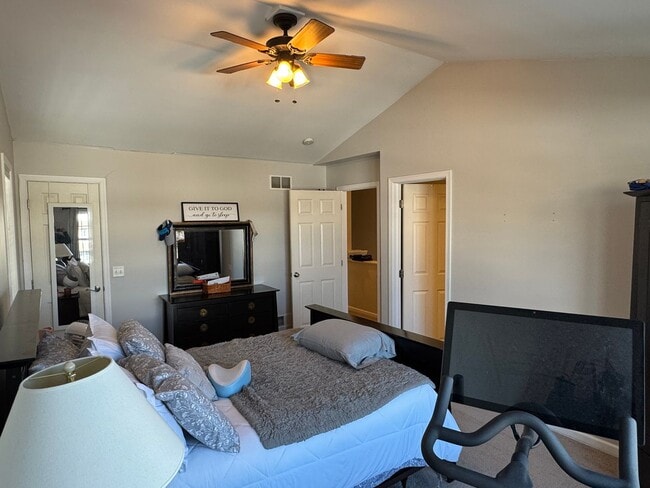 Building Photo - Beautiful Three Bedroom Townhouse